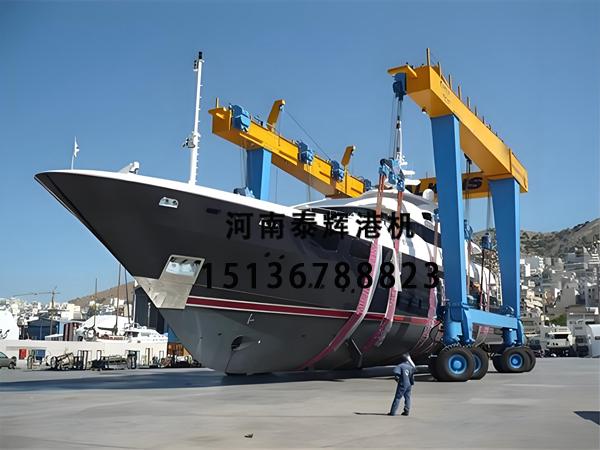 150 吨游艇搬运机车转弯半径适配狭小船坞吗？